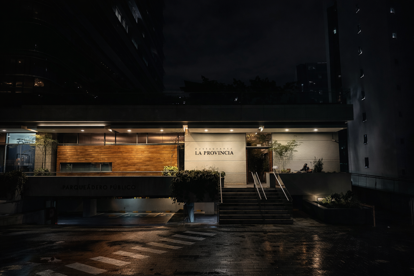 Fachada nocturna de Restaurante La Provincia en Milla de Oro
