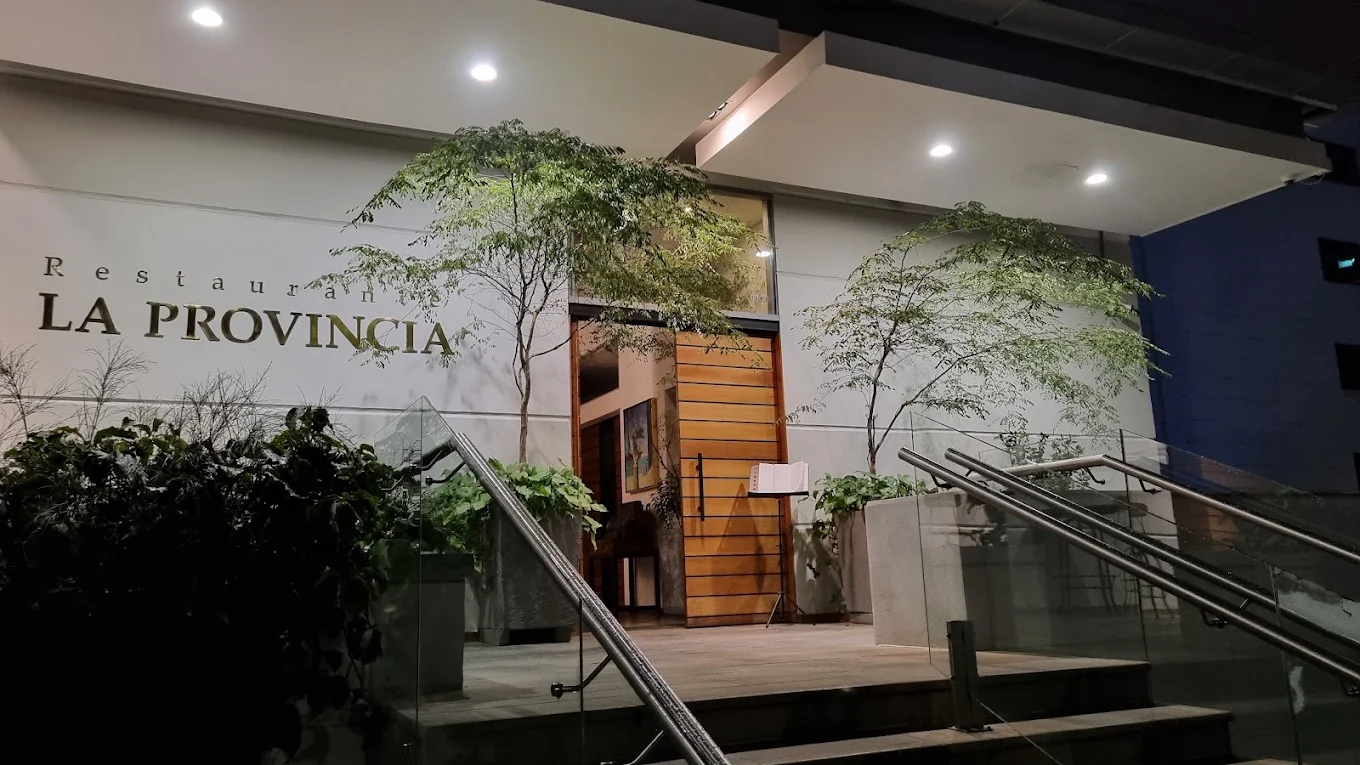 Acceso de piedra y vegetación de Restaurante La Provincia
